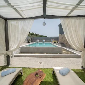 Villa Popi's, Svoronata